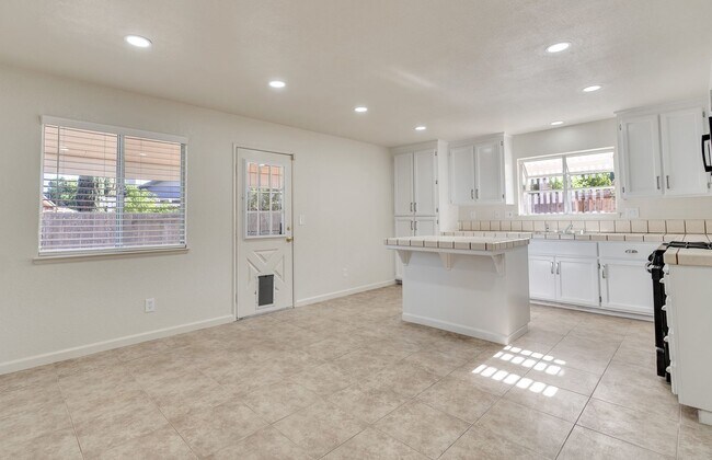 Building Photo - BEAUTIFUL 4 BEDROOM HOME WITH SWIMMING POOL!