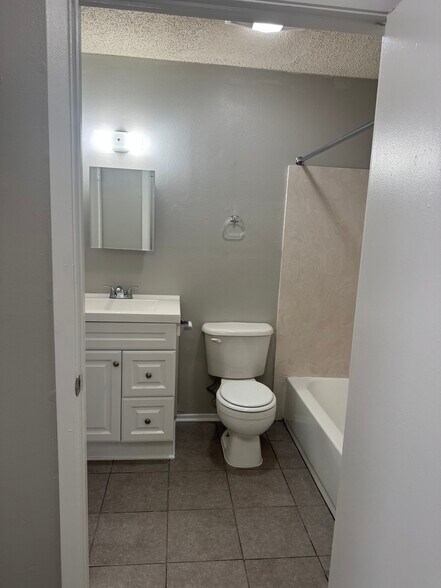 Building Photo - 708 24th St