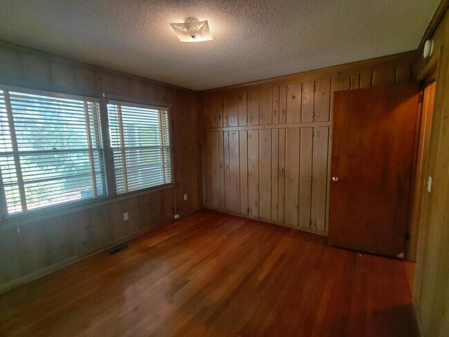 Building Photo - 1507 Brennen Rd
