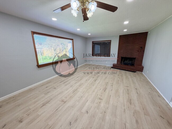 Building Photo - 3BR Single-Level Home in NE Salem | Tons of Storage!