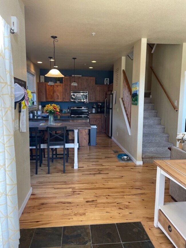 Building Photo - Gorgeous End-Unit Townhome Backing to Open Space!