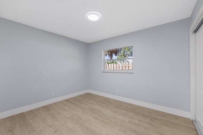 Building Photo - 2706 W Tampa Bay Blvd