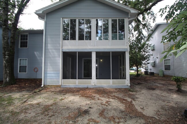 Building Photo - 2 bed 2 bath 1st floor condo near Pensacol...