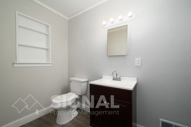 Building Photo - 2425 Circle Dr