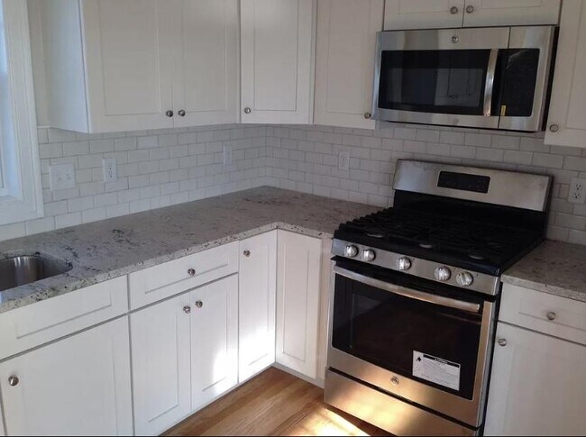 Building Photo - 18 Ormerod Ave