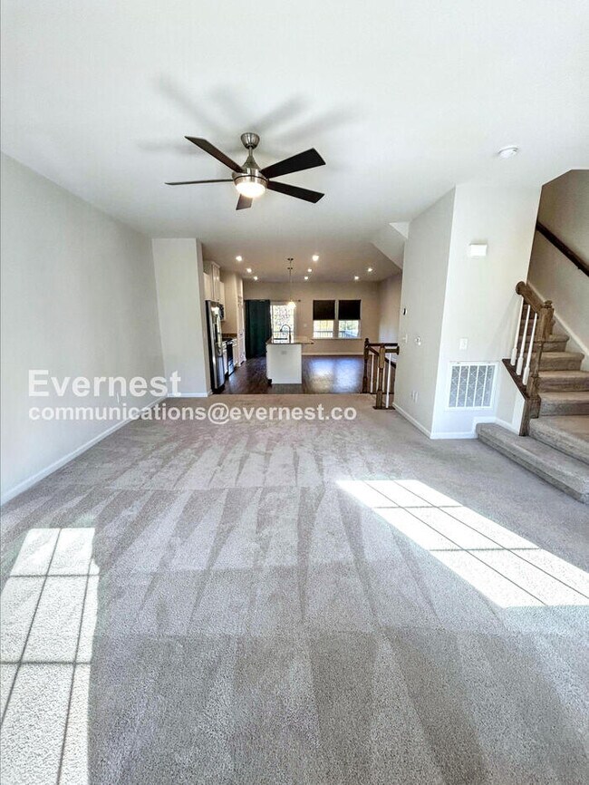 Building Photo - 4 Bed/3.5 Bath Townhome with Garage / Pet-...