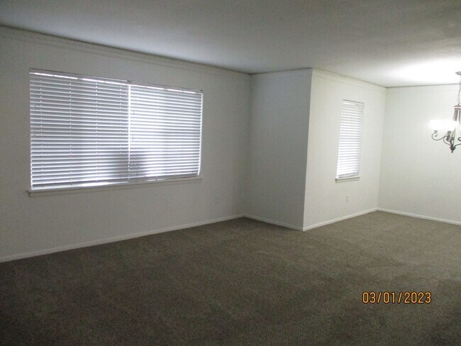 Building Photo - 212 Hallbrook Dr