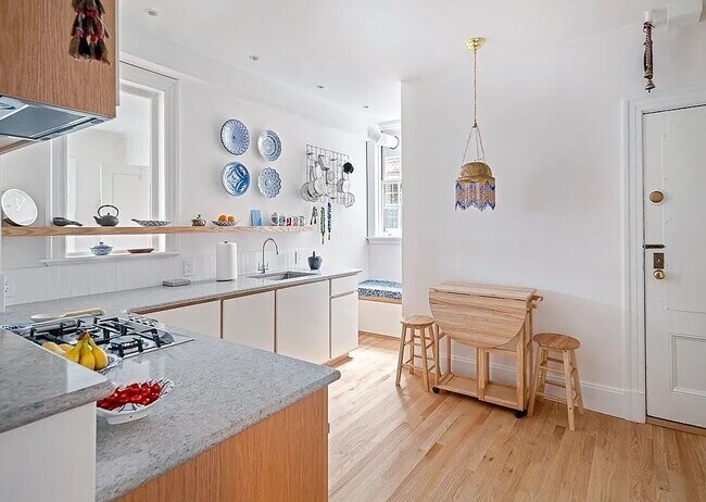 Building Photo - "Spacious 2-Bed, 2-Bath Gem in Cambridge - 1537 Sq Ft of Comfort & Style!"