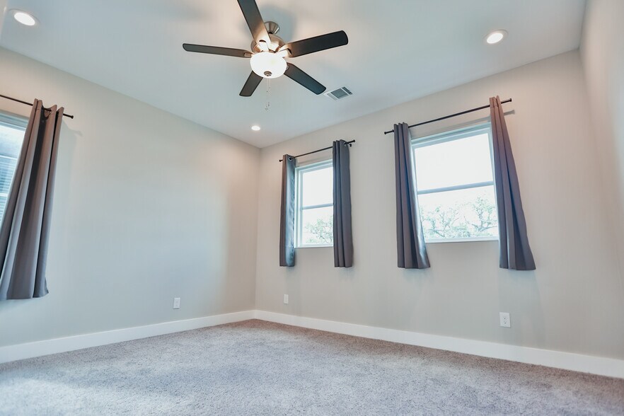 Building Photo - 3245 Dixie Dr