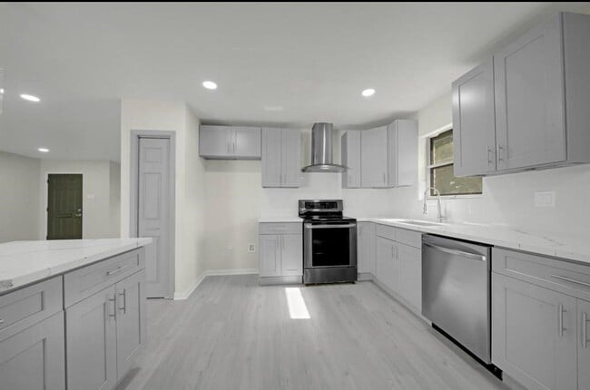Building Photo - 5822 Belrose Dr