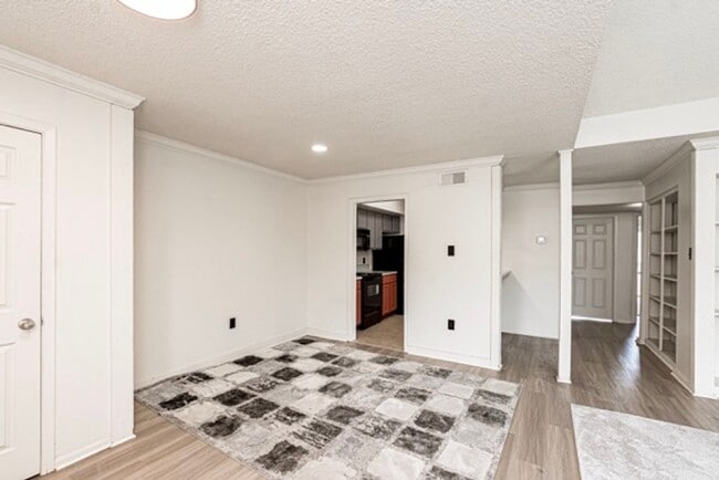 Building Photo - 2 Bedroom Condo with Pool and the Convinience of a Jefferson Hwy Address!