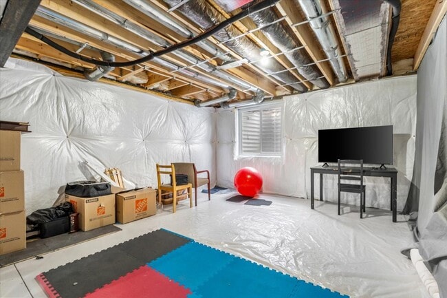 Building Photo - 9805 Newburgh Rd