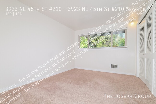 Building Photo - 3923 NE 45th St