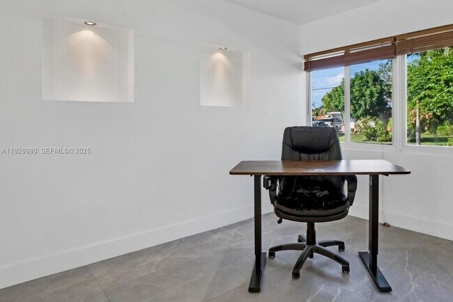 Building Photo - 1478 NE 57th St