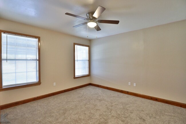 Building Photo - 3 bed 2 bath 2 car carport home in south A...