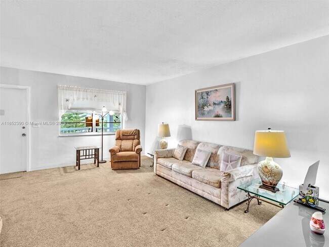 Building Photo - 541 Blue Heron Dr