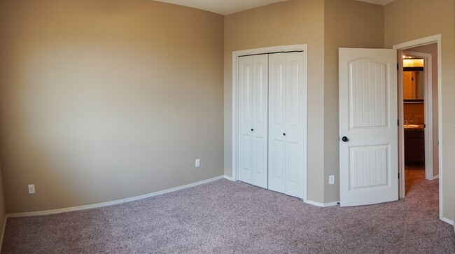 Building Photo - 3-Bed Duplex w Garage + Fenced Yard