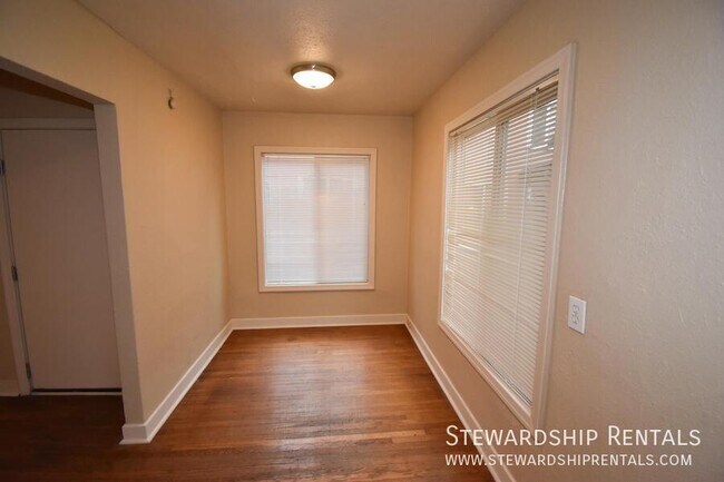 Building Photo - 1376 W 6th Ave