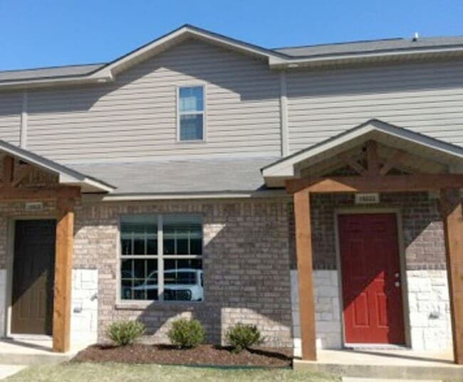 Primary Photo - 1 Bedroom 1.5 Bath Townhome for Rent in Li...