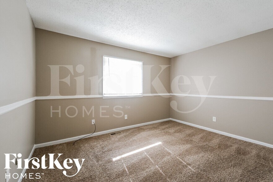 Building Photo - 6176 Silver Fox Dr