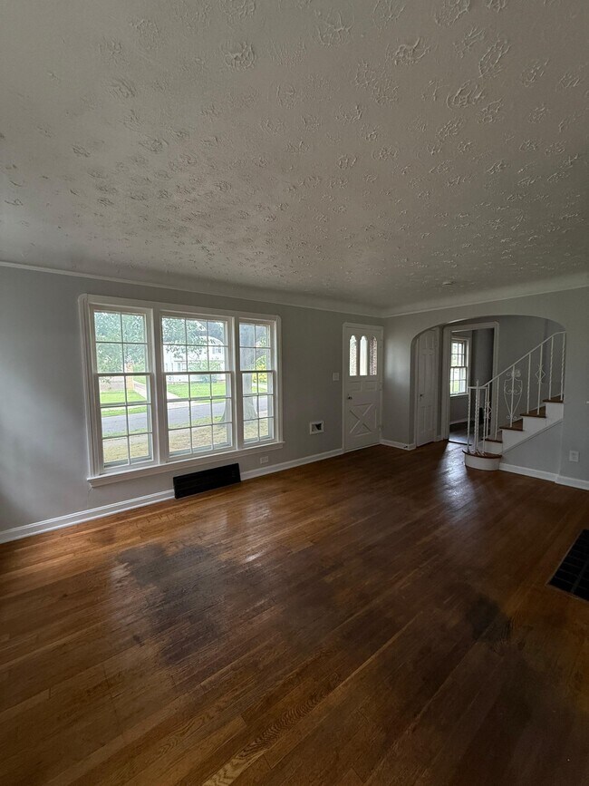 Building Photo - 9704 S Highland Ave