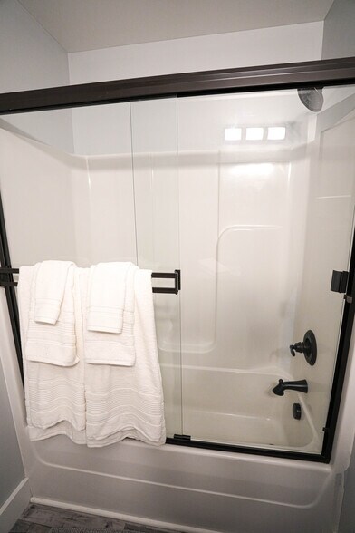 Building Photo - 1027 W 5th St