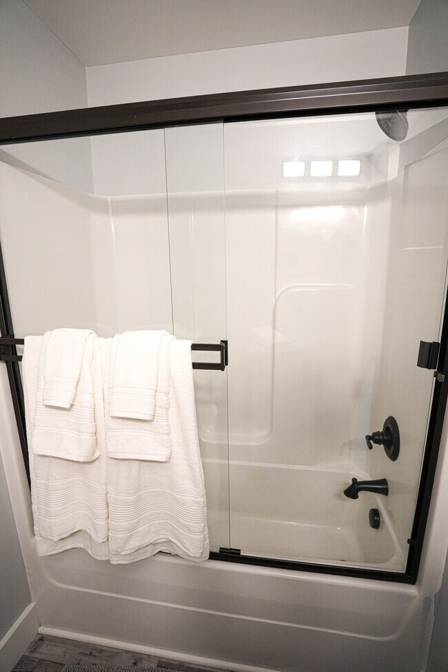 Building Photo - 1027 W 5th St