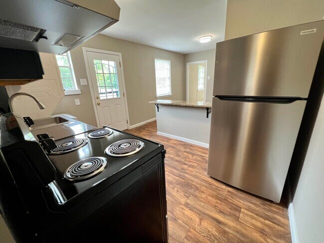 Building Photo - 767 Tanglewood St