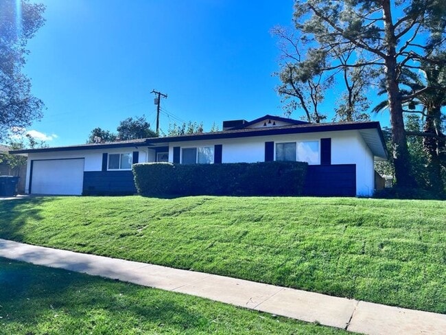 Building Photo - NEWLY RENOVATED South Redlands Home