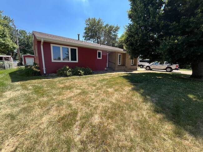 Building Photo - Large 3 Bed/2 Bath East Side Rental Home!