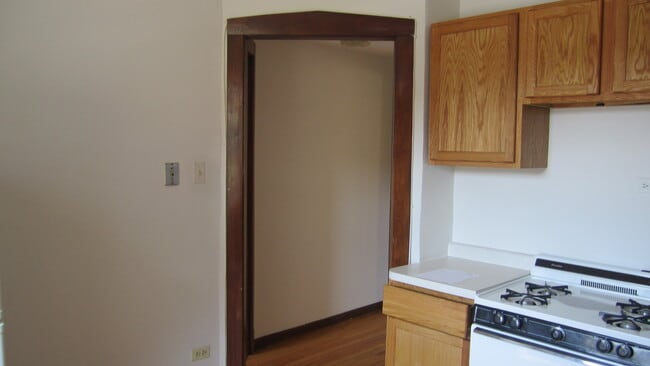 Building Photo - Beautiful Studio Apartment Available for Sublet March 1st