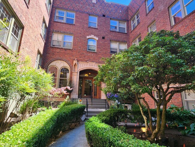 Building Photo - Queen's Court | A/C + Den | Renovated Kitc...