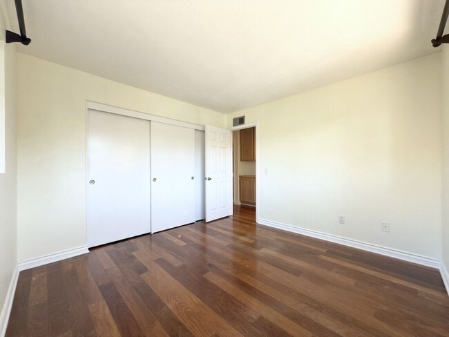 Building Photo - Spacious Home in Santa Fe Hills