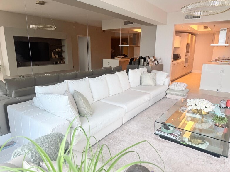 Building Photo - 17111 Biscayne Blvd