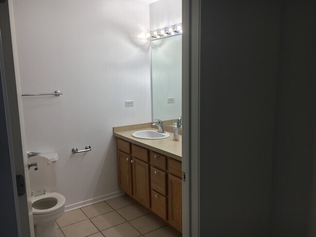 Building Photo - 1525 S Sangamon St