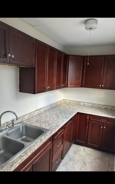 Building Photo - 37 Maple St