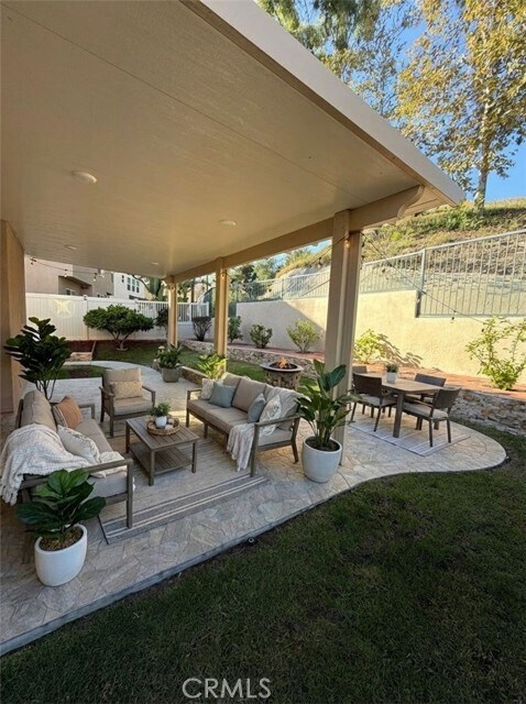 Building Photo - 17 Pastora