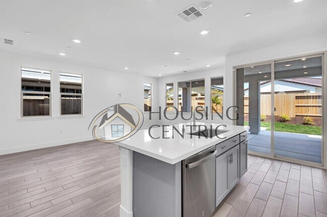 Building Photo - Newer 55+ Gated SOLAR Home in El Dorado Hills for Rent