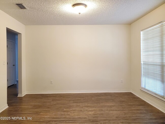 Building Photo - 2149 Pine Tree Ln