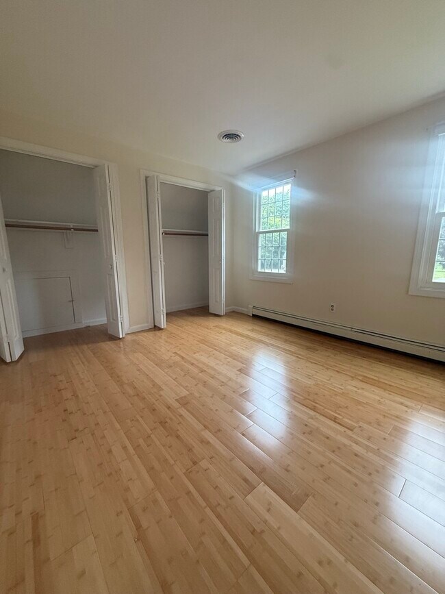 Building Photo - 303 Twin Lakes Dr