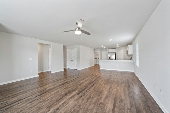 Building Photo - 209 Clear Creek Dr