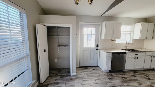 Building Photo - 1813 Arthur Ave