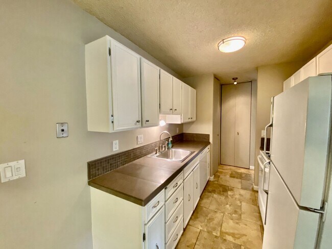 Building Photo - Prime Bellevue Way Location – Brookside Condos!