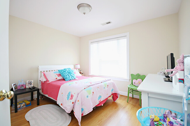 Building Photo - Light-filled Glenwood Station Townhome
