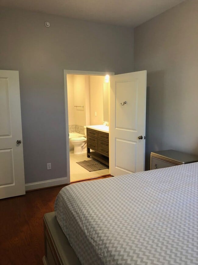 Building Photo - Luxury 2 Bedroom 2 Bath Near USC