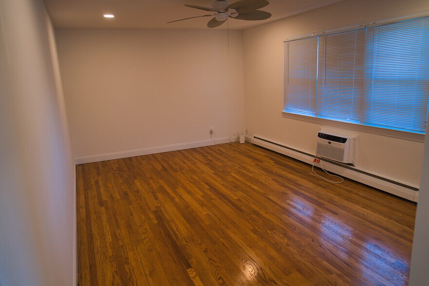 Living room (from entry way) - 364 Westwood Ave