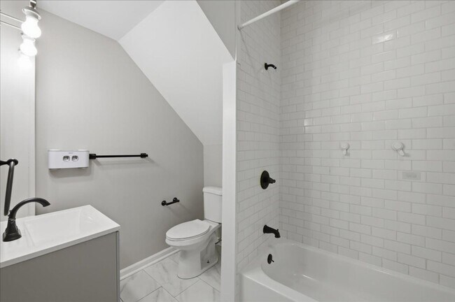 Building Photo - 28 S Dearborn St