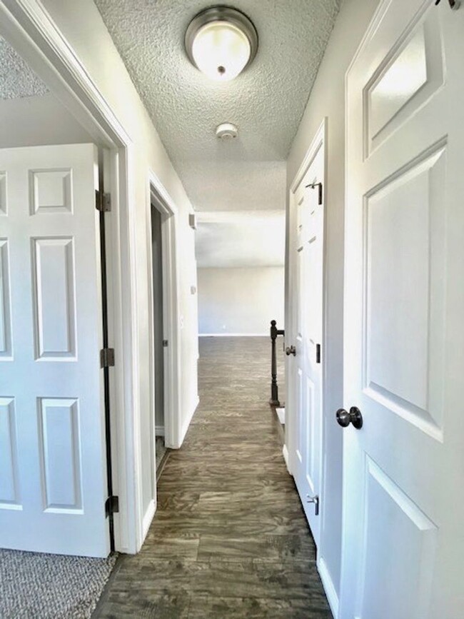 Building Photo - Lovely bi-level 3 bed/2 bath home with fen...