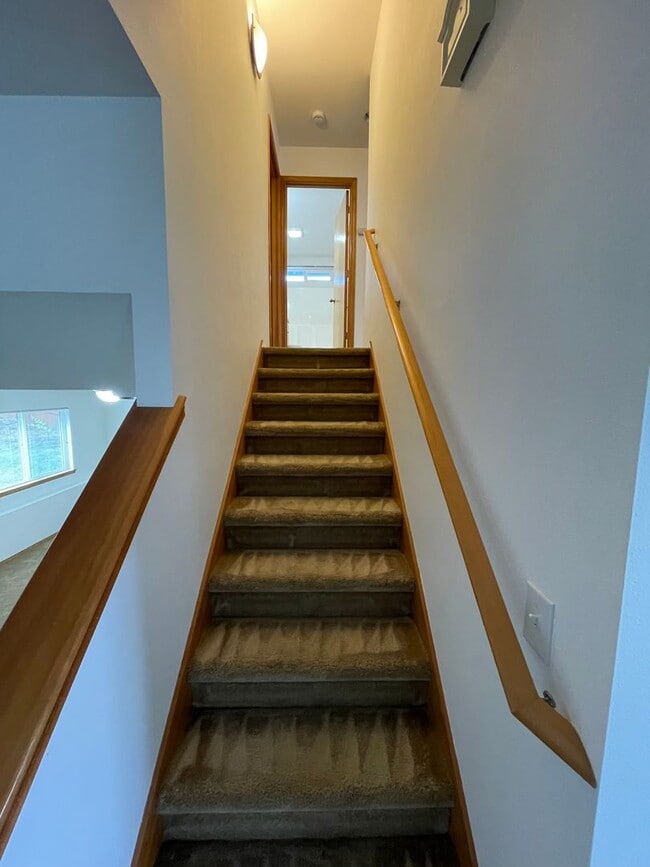 Building Photo - 1337 NW Redwing Dr