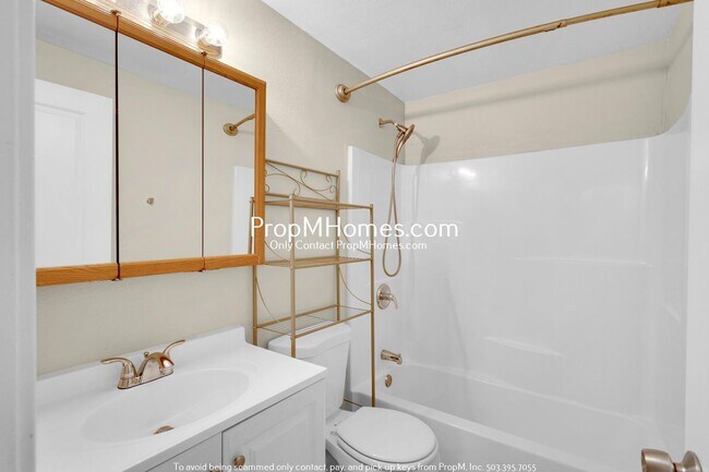 Building Photo - Updated Three Bedroom Duplex in the Heart of Oregon City!